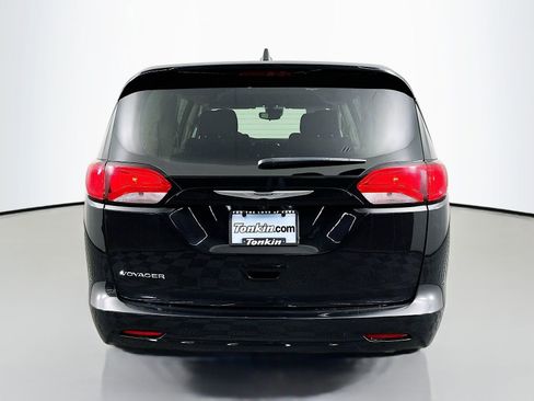 Used 2023 Chrysler Voyager LX image 7