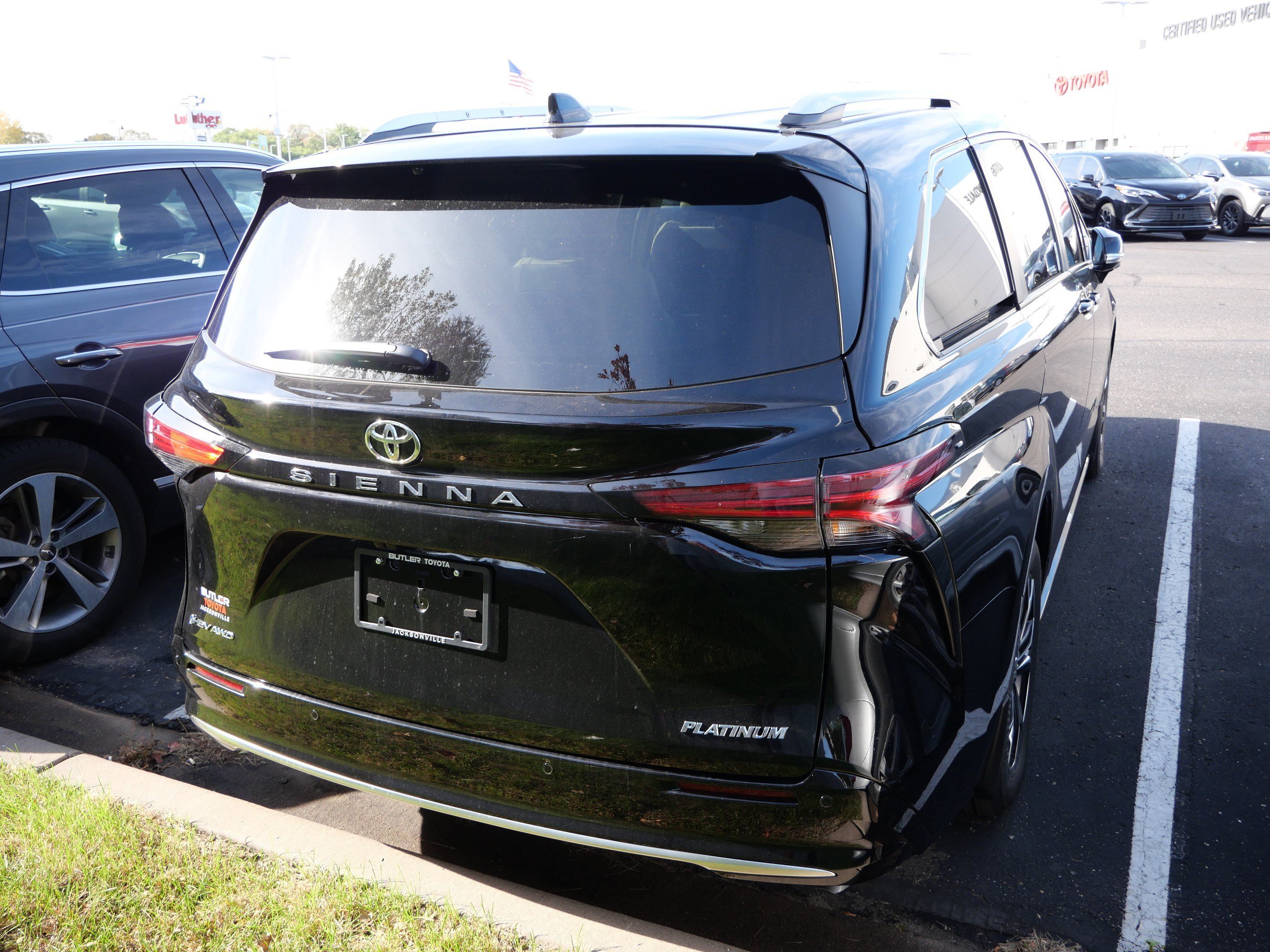 Used 2026 Toyota Sienna Platinum AWD/4WD image 5