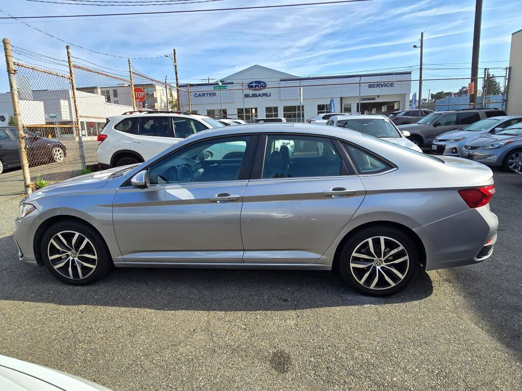 Used 2025 Volkswagen Jetta SE FWD image 4