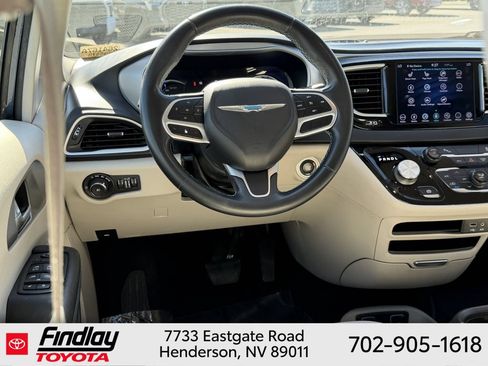 Used 2018 Chrysler Pacifica Touring-L FWD image 8