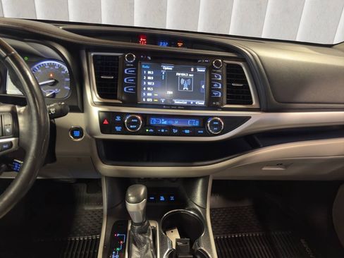 Used 2018 Toyota Highlander XLE AWD/4WD image 12