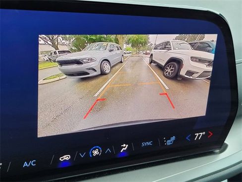 Used 2025 Chevrolet Traverse LT image 33