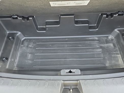 Used 2023 Chevrolet Traverse LT image 23