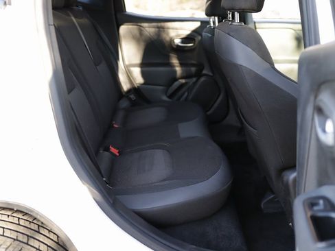 Used 2023 Jeep Renegade Latitude image 28