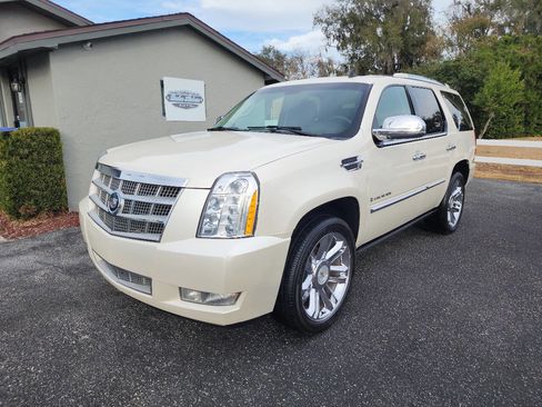 Used 2009 Cadillac Escalade Platinum image 2
