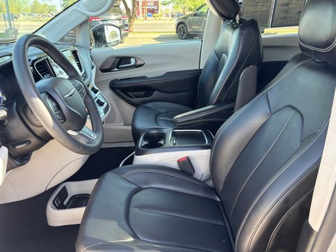 Used 2024 Chrysler Pacifica Limited FWD image 22