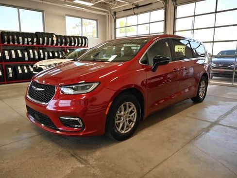 Used 2025 Chrysler Pacifica Select FWD image 8