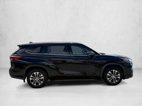 Used 2020 Toyota Highlander XLE AWD/4WD image 4