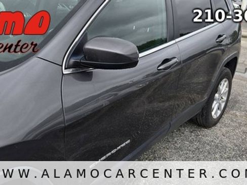 Used 2017 Jeep Cherokee Latitude AWD/4WD image 9