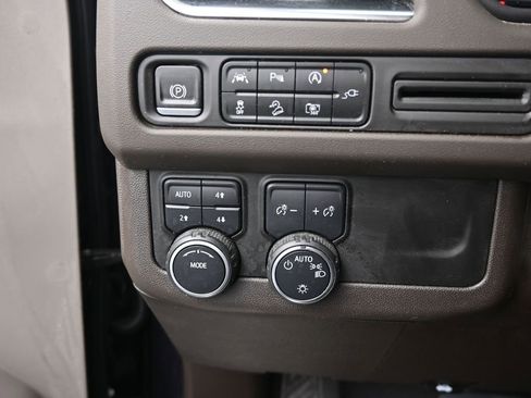 Used 2022 Chevrolet Suburban Z71 w/ Luxury Package image 32