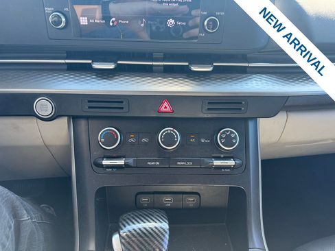 Used 2022 Kia Carnival LX image 23