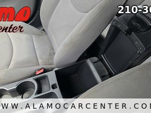 Used 2014 Hyundai Elantra SE image 33