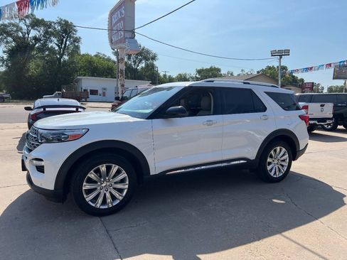 Used 2021 Ford Explorer Limited w/ Equipment Group 301A AWD/4WD image 2