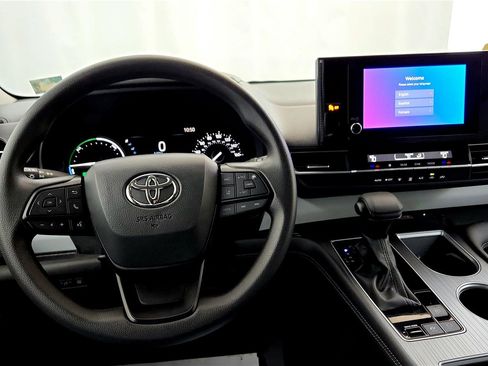Used 2025 Toyota Sienna LE AWD/4WD image 28