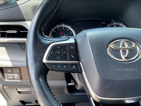 Used 2021 Toyota Highlander XLE FWD image 11