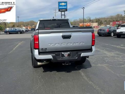 Used 2025 Toyota Tacoma TRD Off-Road AWD/4WD image 7