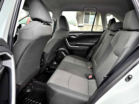 Used 2022 Toyota RAV4 XLE FWD image 11