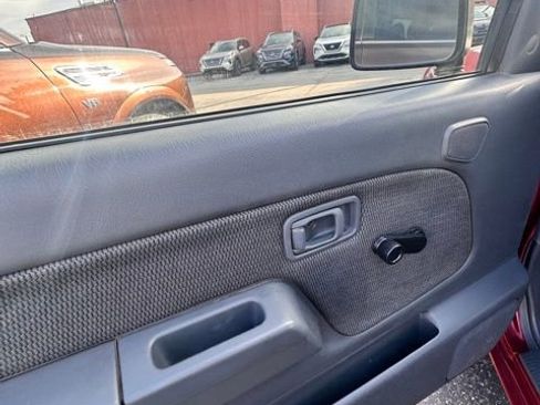 Used 2001 Nissan Frontier XE image 13