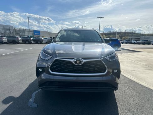 Used 2023 Toyota Highlander XLE AWD/4WD image 3