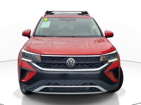 Used 2024 Volkswagen Taos SE w/ Panoramic Sunroof Package FWD image 2