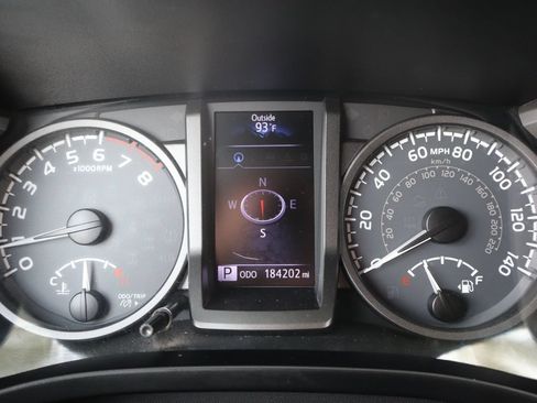 Used 2017 Toyota Tacoma TRD Off-Road w/ Premium & Technology Package AWD/4WD image 34
