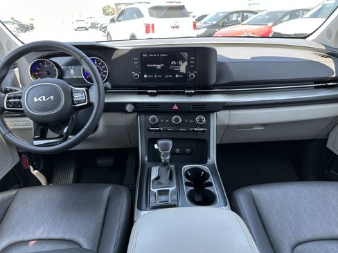 Used 2024 Kia Carnival LX FWD image 19