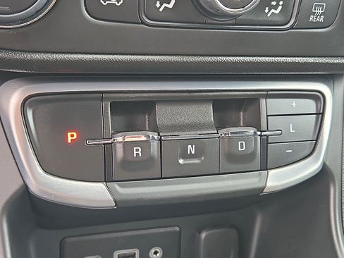 Used 2024 GMC Terrain SLE w/ Driver Convenience Package image 16