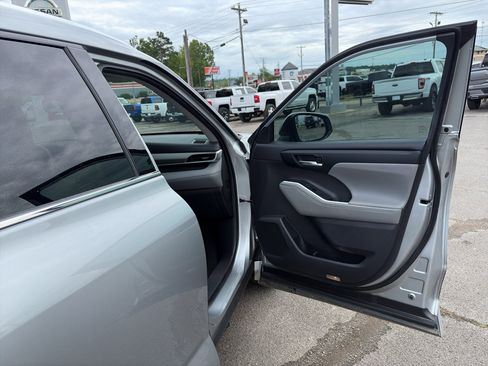 Used 2020 Toyota Highlander XLE FWD image 20