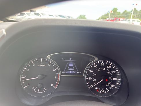 Used 2019 Nissan Pathfinder SV FWD image 9