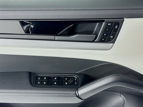 Used 2024 Porsche Cayenne Coupe image 11