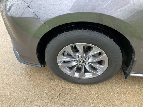 Used 2021 Toyota Sienna LE AWD/4WD image 12