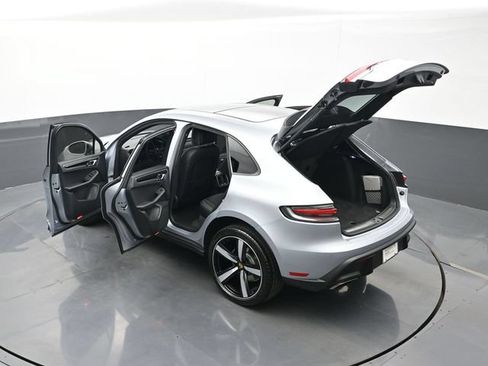 Certified 2025 Porsche Macan AWD/4WD image 29