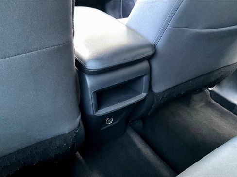 Used 2021 Toyota RAV4 LE FWD image 9