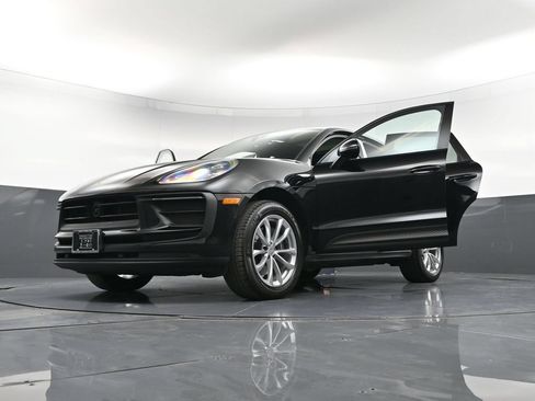 Certified 2023 Porsche Macan Turbo AWD/4WD image 36