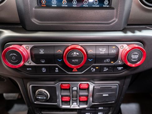 Used 2018 Jeep Wrangler Unlimited Sport S AWD/4WD image 19