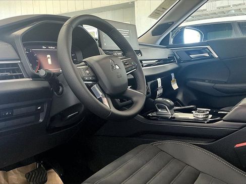New 2025 Mitsubishi Outlander SE image 6