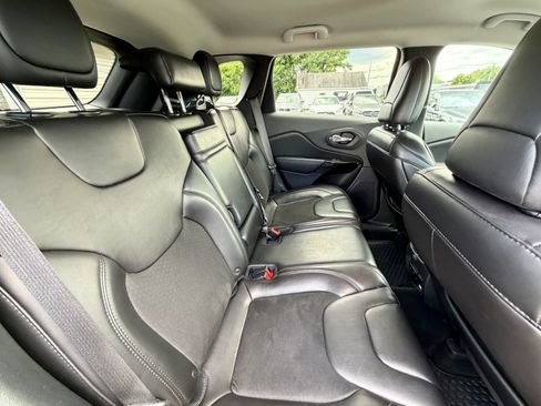 Used 2019 Jeep Cherokee Latitude Plus AWD/4WD image 41