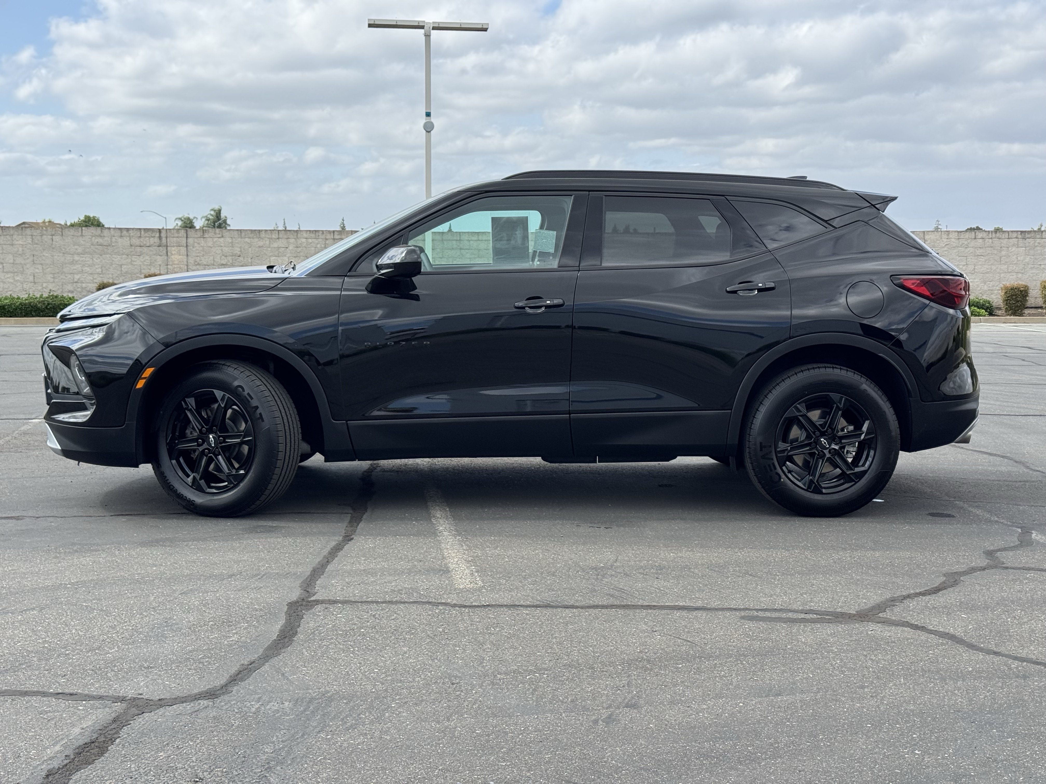 Used 2023 Chevrolet Blazer LT w/ Midnight/Sport Edition FWD image 4