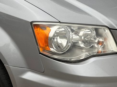 Used 2013 Chrysler Town & Country Touring image 11