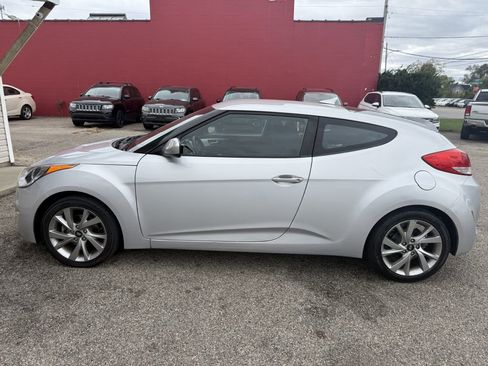 Used 2017 Hyundai Veloster image 3
