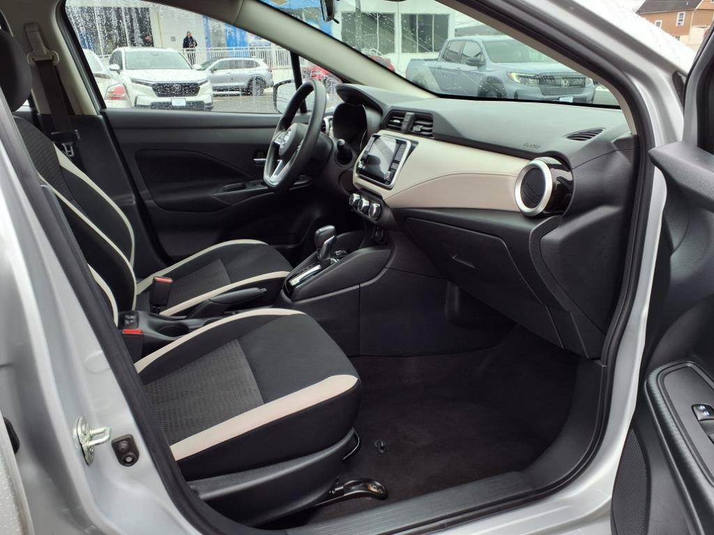Used 2021 Nissan Versa SV FWD image 11