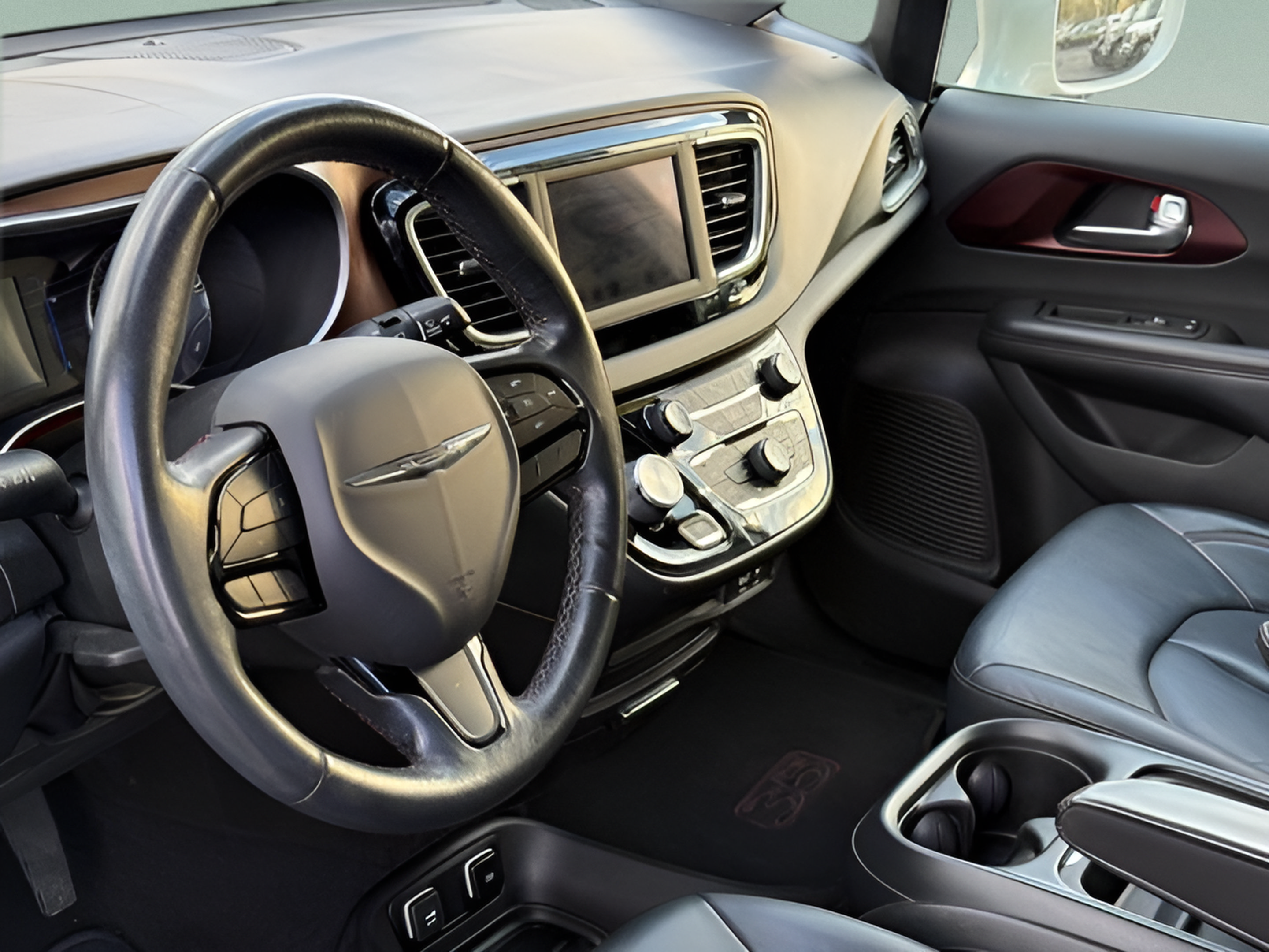 Used 2019 Chrysler Pacifica Touring-L FWD image 17