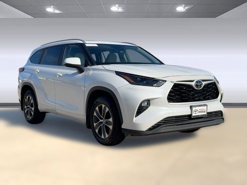 Used 2023 Toyota Highlander XLE image 6