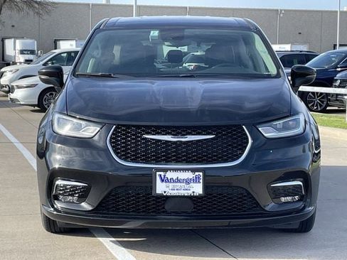 Used 2023 Chrysler Pacifica Touring-L image 6