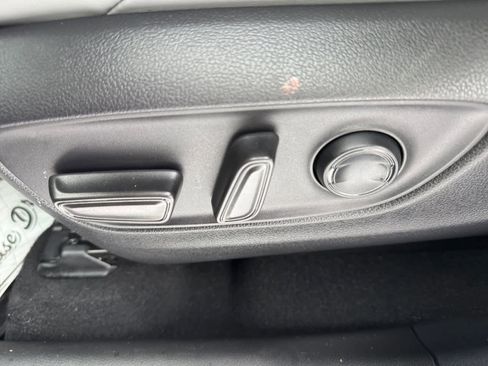 Used 2022 Toyota Venza XLE image 16