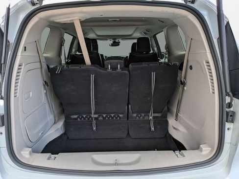 Used 2022 Chrysler Pacifica Limited w/ Uconnect Theater Family Group FWD image 13