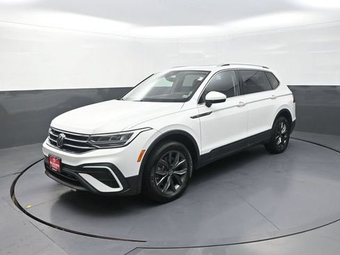 Used 2022 Volkswagen Tiguan SE w/ Panoramic Sunroof Package FWD image 3
