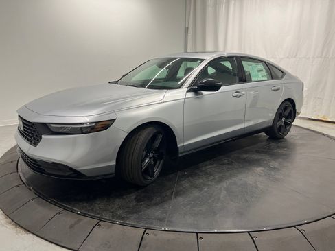 Used 2025 Honda Accord Sport image 3
