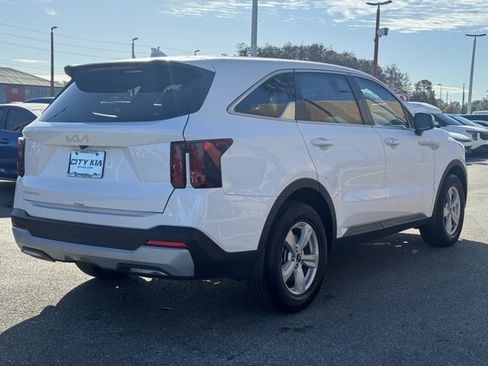 Used 2025 Kia Sorento LX image 4