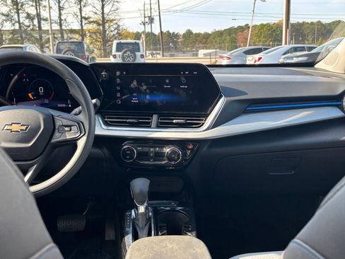 Used 2025 Chevrolet Trax LT image 18